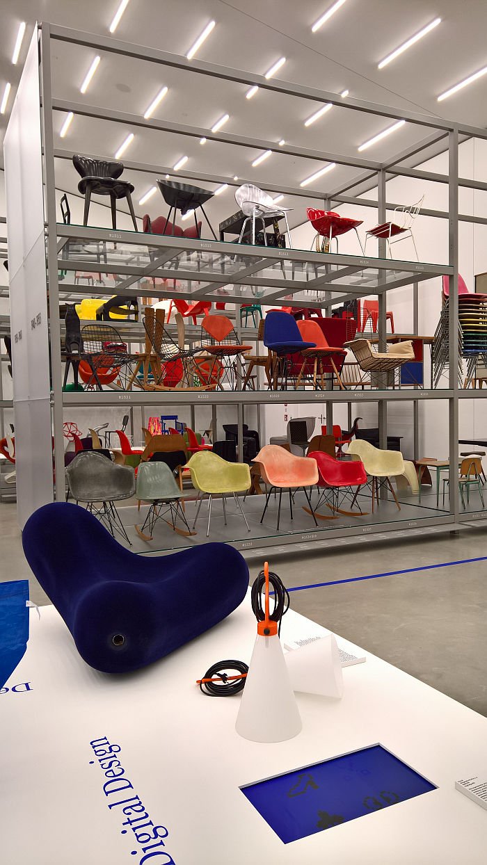 Bucky von Marc Newson (l) & May Day Leuchte von Konstantin Grcic (r), gesehen bei